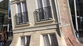 Sebuah monumen yang terletak di Paris, Prancis dengan desain bangunan tampak meleleh. Foto: Brightside