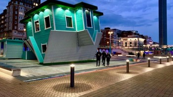 Desain rumah terbalik berlokasi di Brighton, Inggris ini adalah sebuah museum ilusi. Foto: Brightside