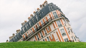 Sebuah rumah di Paris, Prancis terlihat seperti tenggelam ke dalam tanah. Tapi aslinya ini hanyalah sudut pandang tertentu aslinya. Jika dilihat secara normal bangunan ini tegak lurus. Foto: Brightside