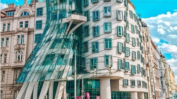 Bangunan ini disebut Rumah Menari di Praha, Republik Ceko. Foto: Brightside