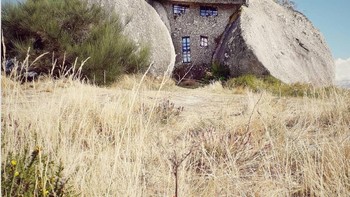 Monumen arsitektur di Portugal menggunakan dua batu besar sebagai dinding dan langit-langitnya. Foto: Brightside