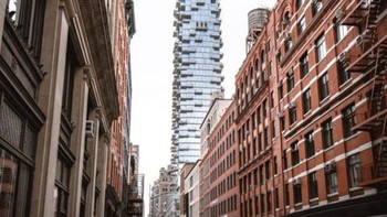 Gedung pencakar langit yang terletak di New York, AS terlihat seperti raksasa game Jenga. Foto: Brightside