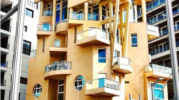 Sebuah bangunan di Tel Aviv, Israel yang seolah menggabungkan semua bentuk-bentuk geometris. Foto: Brightside