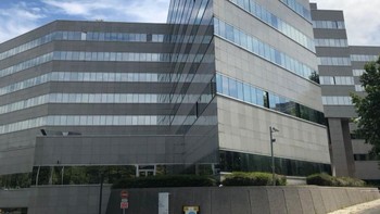 Bangunan ini tampak terlihat datar karena sudut pandang fotonya tapi aslinya memiliki bentuk segitiga. Foto: Brightside