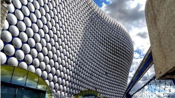 Bangunan landmardk terletak di Birmingham, Inggris raya adalah bagian dari pusat perbelanjaan di mana gedungnya diselumuti gelembung-gelembung. Foto: Brightside