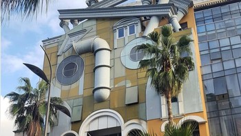 Sebuah bagunan di Batumi, Georgia yang menyerupai wajah. Foto: Brightside