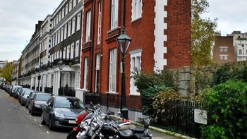 Sebuah blok flat yang tampak kurus tinggi di London, Inggris. Foto: Brightside