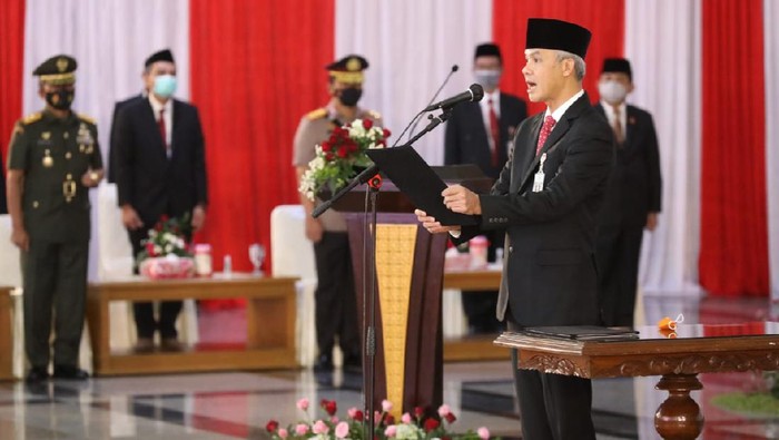 Ganjar Pranowo saat melantik 17 kepala daerah baru di Jateng, 26/2/2021