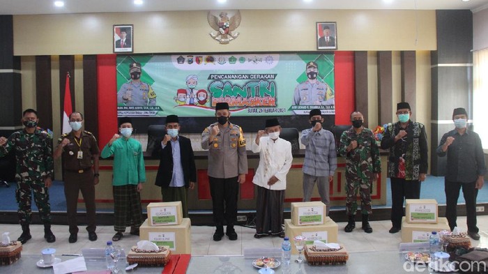 Gerakan santri bermasker digelar di Blitar. Gerakan ini digelar untuk mencegah timbulnya klaster ponpes.