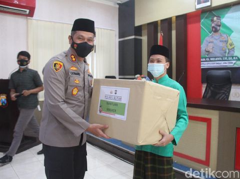 Gerakan santri bermasker digelar di Blitar. Gerakan ini digelar untuk mencegah timbulnya klaster ponpes.