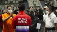 Wakil Presiden Maruf Amin meninjau jalannya vaksinasi atlet di Istora, Jakarta, Jumat (26/2/2021).