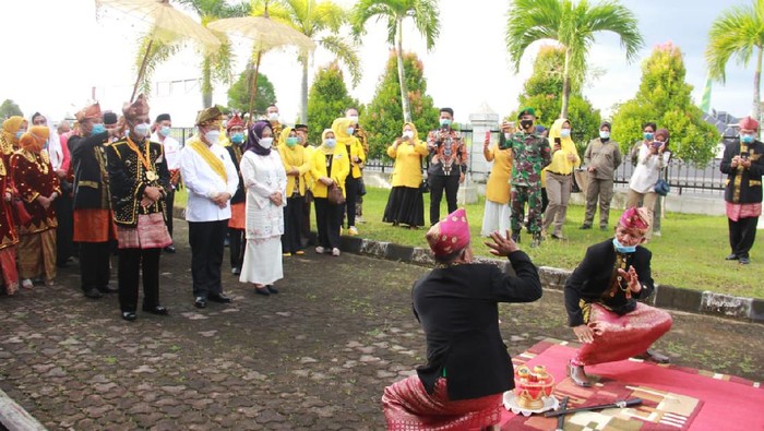 Gubernur Bengkulu Rohidin Mersyah disambut upacara adat begitu tiba usai dilantik di Jakarta (dok Pemprov Bengkulu)