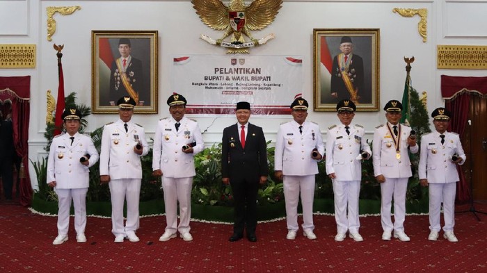 Gubernur Bengkulu Rohidin Mersyah melantik 7 bupati (Dok. Pemprov Bengkulu)