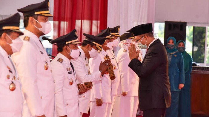 Gubernur Nusa Tenggara Barat (NTB) Zulkiflimansyah melantik 6 pasang bupati dan wakil bupati serta wali kota dan wakil wali kota terpilih periode 2021-2026 (dok Pemprov NTB)