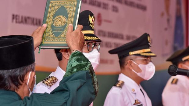 Gubernur Nusa Tenggara Barat (NTB) Zulkiflimansyah melantik 6 pasang bupati dan wakil bupati serta wali kota dan wakil wali kota terpilih periode 2021-2026 (dok Pemprov NTB)