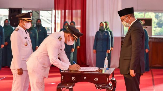 Gubernur Nusa Tenggara Barat (NTB) Zulkiflimansyah melantik 6 pasang bupati dan wakil bupati serta wali kota dan wakil wali kota terpilih periode 2021-2026 (dok Pemprov NTB)