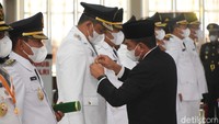 Ada enam pasang kepala daerah yang dilantik Gubsu Edy, di antaranya Wali Kota dan Wakil Wali Kota Medan, Bobby Nasution dan Aulia Rachman; Wakil Wali Kota Binjai, Amir Hamzah (wali kota terpilih, Juliadi, meninggal dunia); dan Wali Kota dan Wakil Wali Kota Tanjungbalai: Muhammad Syahrial dan Waris Thalib (dok Kominfo Sumut)