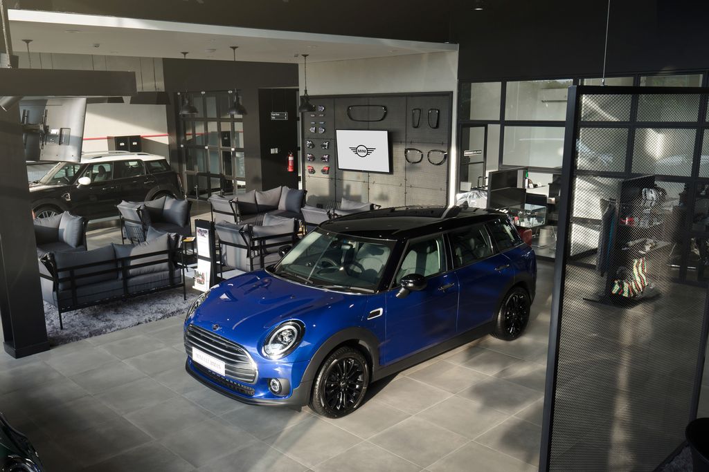 Mini Indonesia bersama dengan PT Plaza Auto Raya meresmikan diler Mini terbaru dan pertama di Bandung, Plaza MINI Bandung dengan konsep inovatif dan energik khas yang menginspirasi dan memenuhi kebutuhan para penggemar.