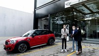 Peresmian ini semakin istimewa dengan tampilan perdana dari varian edisi terbatas MINI Countryman ALL4 Kit Edition. Plaza MINI Bandung hadir di lokasi strategis tepatnya di Jalan Pelajar Pejuang 45 nomor 47, Kelurahan Lingkat Selatan, Lengkong, kota Bandung. Hadir dalam acara tersebut Ramesh Divyanathan,President Director, BMW Group Indonesia dan jajaran pimpinan PT Plaza Auto Raya, Robert Wardhana, Chairman, PT Plaza Auto Raya - Plaza MINI, Paula Dewiyanti, Director PT Plaza Auto Raya - Plaza MINI, dan Ferdy Purnama, General Manager, PT Plaza Auto Raya - Plaza MINI.