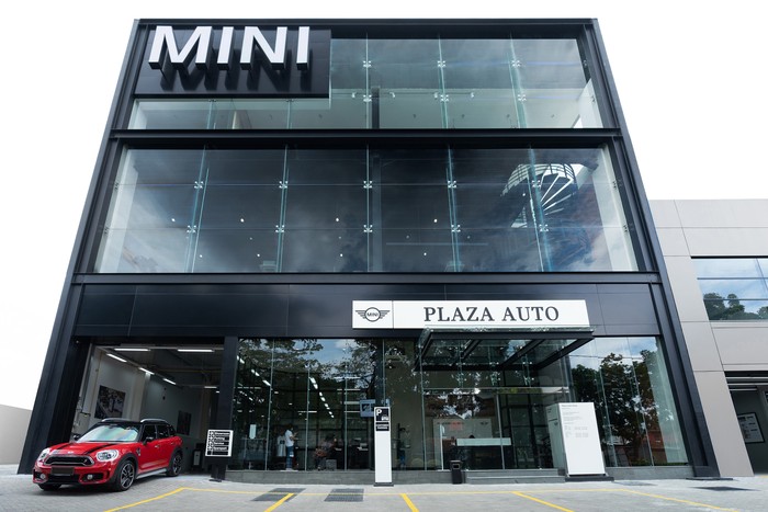 Mini Indonesia bersama dengan PT Plaza Auto Raya meresmikan diler Mini terbaru dan pertama di Bandung, Plaza MINI Bandung dengan konsep inovatif dan energik khas yang menginspirasi dan memenuhi kebutuhan para penggemar.
