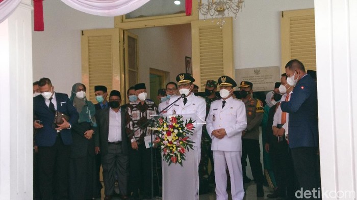 Helldy Agustian-Sanuji Pentamarta resmi dilantik jadi Wali Kota-Wakil Wali Kota Cilegon periode 2021-2026 (M Iqbal/detikcom)