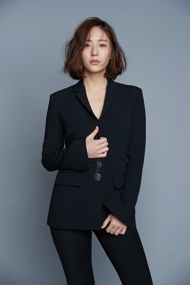 Krystal Jung merupakan visual dan vokalis grup f(x). Ia lahir dan besar di San Fransisco, California, Amerika Serikat dengan nama Chrystal Soo Jung. Idol KPop ini fokus berkarier sebagai aktris dan populer di drakor The Heirs. Foto: Twitter