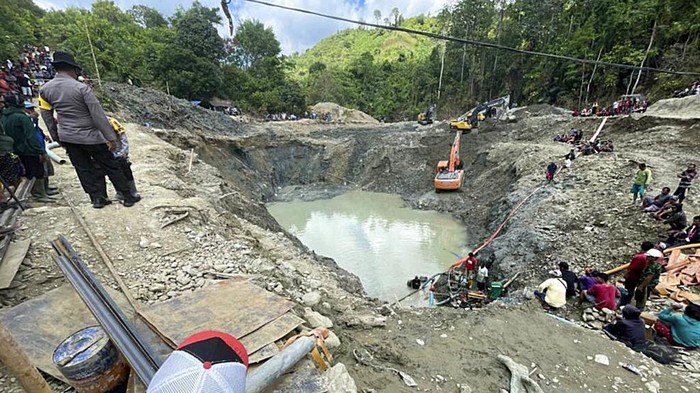 Indonesia Mine Accident Rescuer workers pump water out of a collapsed gold mine as they search for victims in Parigi Moutong, Central Sulawesi, Indonesia, Thursday, Feb. 25, 2021. The illegal gold mine in Central Indonesia collapsed on miners working inside, leaving a number of people killed, officials said Thursday. (AP Photo/Abdee Mari)