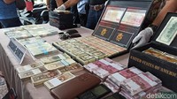 Dari tangan keempat tersangka ini, kata Arman, polisi mengamankan barang bukti berbagai mata uang asing palsu siap edar. Di antaranya 10 bendel (1.000 lembar) uang pecahan USD 100.000 tahun 1934 atau setara dengan USD 100.000.000.  