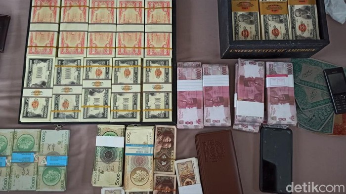 Polisi gagalkan peredaran uang palsu senilai Rp 2,8 triliun. 10 orang yang diduga jadi pengedar upal yang berbentuk rupiah dan mata uang asing pun ditangkap.