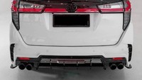 Berlanjut ke buritan belakang, ubahan juga dilakukan pada bagian lampu belakang, dengan LED aftermarket custom.  Ada juga bumper belakang baru yang terlihat sangat agresif juga dengan tailpipe quad yang membuatnya terlihat lebih sporty. Untuk melengkapi tampilannya, terdapat spoiler yang dipasang di atap. Foto: instagram @icon60_autocustoms