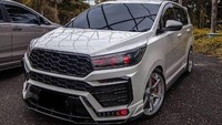Side skirt custom dan pelek baru palang enal dengan ban low profile menambah kesan agresif. Mobil Kijang Innova ini pun juga terlihat ceper. Tak ketinggalan untuk mempercantik tampilan, detail kecil seperti kaliper rem pun dicat merah, sehingga menambah tampilan lebih sporty. Foto: instagram @icon60_autocustoms