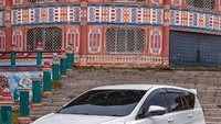 Body kit khusus dirancang untuk Innova Crysta oleh Icon60 Autocustoms yang berlokasi di Kerala. Pada bagian fascia, body kit yang terinspirasi dari Lamborghini Urus kini diubah total. Innova itu kini memiliki grille dengan kisi-kisi gelap dengan motif sarang lebah. Foto: instagram @icon60_autocustoms