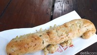 Lalu untuk yang garlic butter, cocok untuk pencinta rasa gurih. Sebab aroma butter dan rasa bawang putihnya lumayan kuat.  