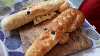 Cita rasa roti buaya kekinian ini cukup memanjakan selera. Paduan cokelat dan nougat yang kami pesan terasa manis dan creamy.