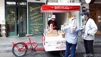 Penjual roti buaya ini mudah dikenali karena menggunakan sepeda berwarna putih dan merah. Di atasnya juga ada keranjang berisi roti buaya mungil.