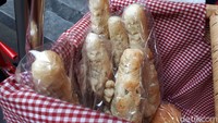 Roti buaya memiliki panjang sekitar 20 cm. Roti ini didatangkan langsung dari Bandung setiap tiga hari sekali untuk dijadikan stok.