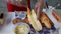 Pertama, roti buaya akan dibelah sisiannya untuk diolesi selai atau isian lainnya. Setelah itu roti buaya dipanggang sekitar 4 menit.