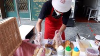 Untuk rasa manisnya ada pilihan nougat, cokelat, alpukat, tiramisu, sampai pisang. Sementara dari varian gurih, ada abon dan garlic butter. Roti buaya akan diracik langsung di hadapan pengunjung.