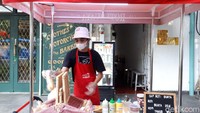 Harga per buahnya Rp 20 ribu. Pengunjung bisa memilih rasa manis atau gurih.