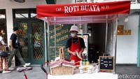 Roti buaya kekinian ini disediakan Cap Roti Buaya. Gerai pertamanya ada di Bandung dan di Jakarta bisa ditemui di M Bloc Space.