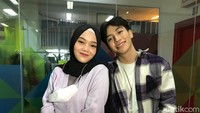 Tak disangka, Putri Delina dan Jeffry Reksa merasa cocok dan kemudian memutuskan berpacaran. Foto: Hanif/detikHOT