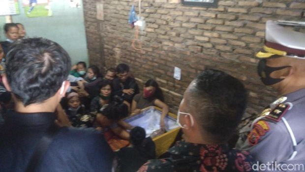 Jenazah Fery Saut Simanjuntak, korban penembakan Bripka CS, tiba di rumah duka di Medan, Sumut (Datuk Haris/detikcom)