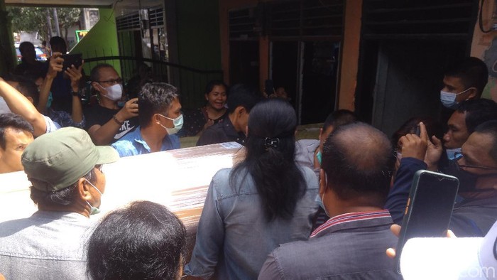 Jenazah Fery Saut Simanjuntak, korban penembakan Bripka CS, tiba di rumah duka di Medan, Sumut (Datuk Haris/detikcom)