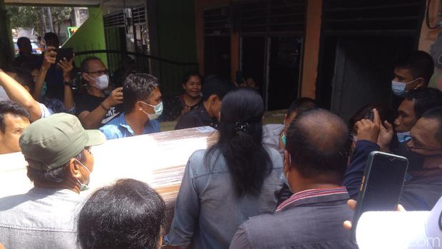 Jenazah Fery Saut Simanjuntak, korban penembakan Bripka CS, tiba di rumah duka di Medan, Sumut (Datuk Haris/detikcom)