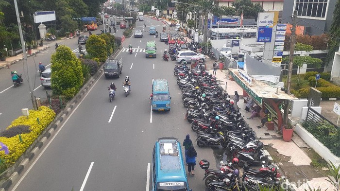 JPO dekat Kantor Wali Kota Depok terhalang parkir. 26 Februari 2021. (Afzal NI/detikcom)