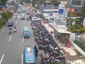 Dishub Pastikan Penghalang JPO Kantor Walkot Depok Adalah Parkir Liar