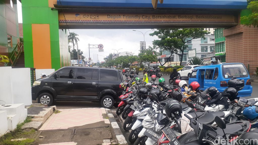 JPO dekat Kantor Wali Kota Depok terhalang parkir. 26 Februari 2021. (Afzal NI/detikcom)