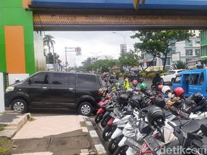 Deretan Parkir Masih Halangi Akses Masuk JPO Depan Kantor Walkot Depok