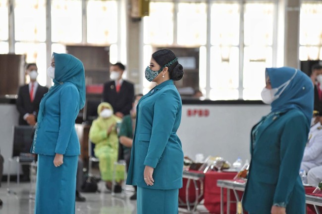 Dikenal sebagai putri Presiden RI Joko Widodo, Kahiyang Ayu kini memiliki tanggung jawab baru. Sebagai istri Wali Kota Medan yang baru, ia pun dilantik menjadi  Ketua TP PKK Kota Medan dan Ketua Dekranasda Kota Medan. (Foto: Dok. Kominfo Medan)