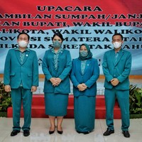 Menjalankan protokol kesehatan, ibu dua anak ini pun memakai masker yang motifnya senada dengan blouse. Sepatu hitam berhak pendek ikut menemani penampilannya. (Foto: Dok. Kominfo Medan)